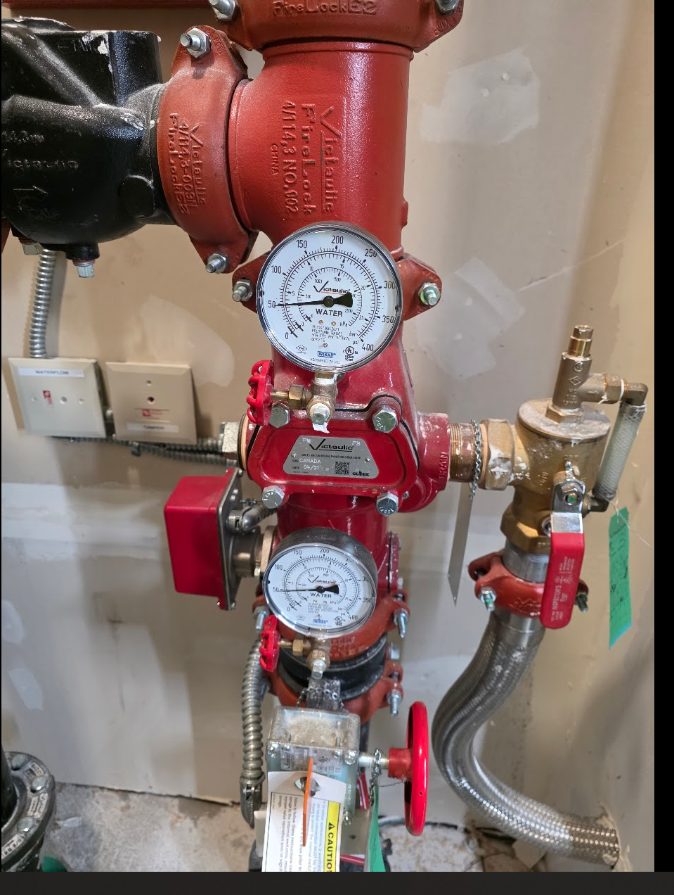 Fire sprinkler riser assembly with pressure gauges and valves